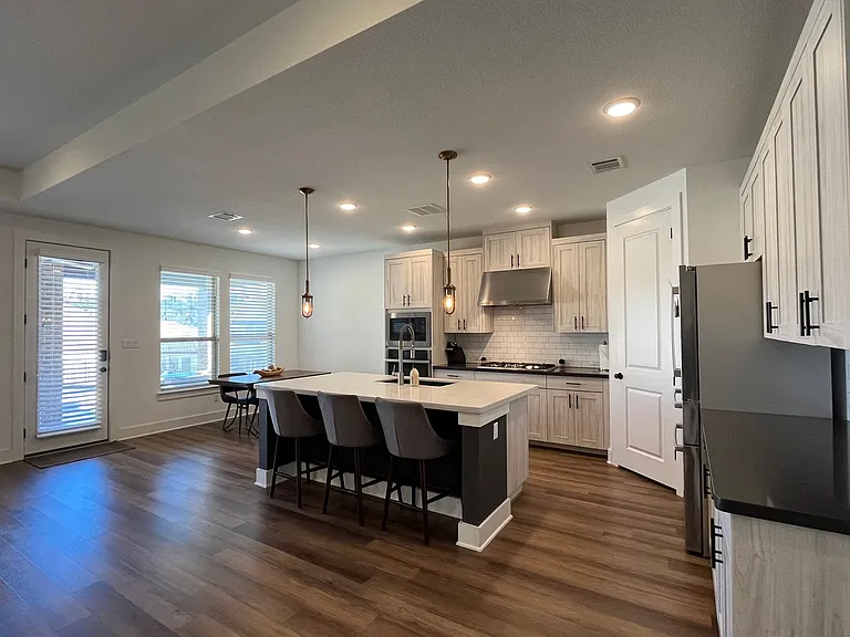 1404 Castalo Ln — Photo 6