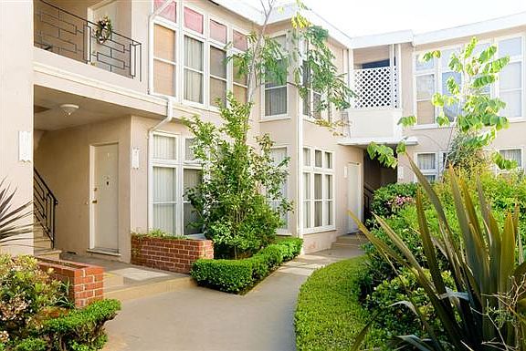3rd image of 830 S Fairfax Ave APT 11