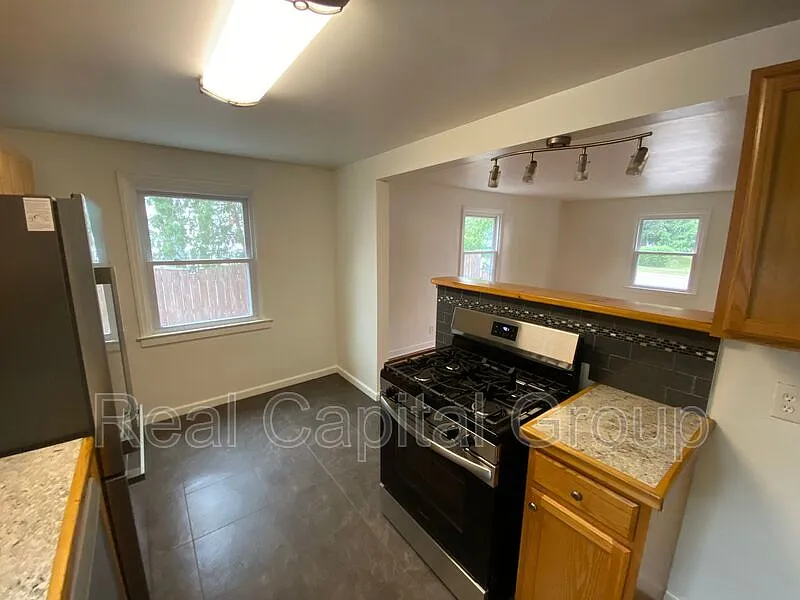 2 bed, 1.0 bath, $1,195 — Photo 4