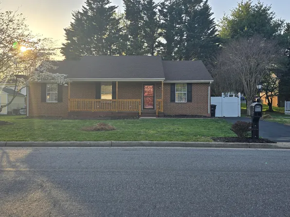 1041 Barrens Village Ln, Roanoke, VA 24019