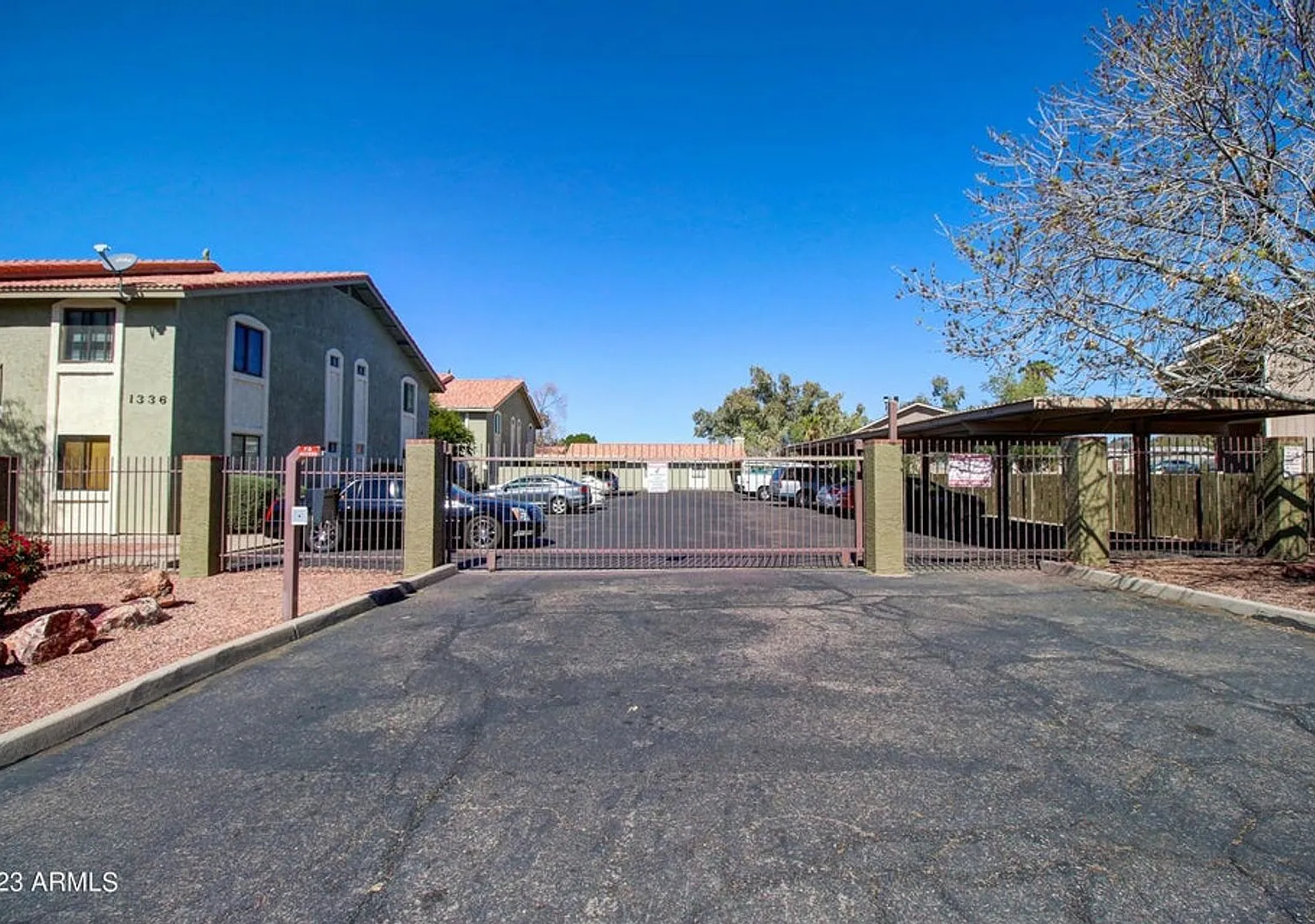 2 bedroom 2 bath condo located in a gated community — Photo 2