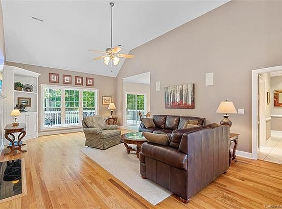 4th image of 125 English Ivy Ln #4