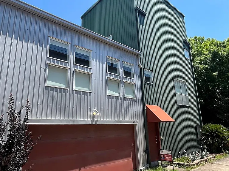 1315 Buckner St — Photo 1