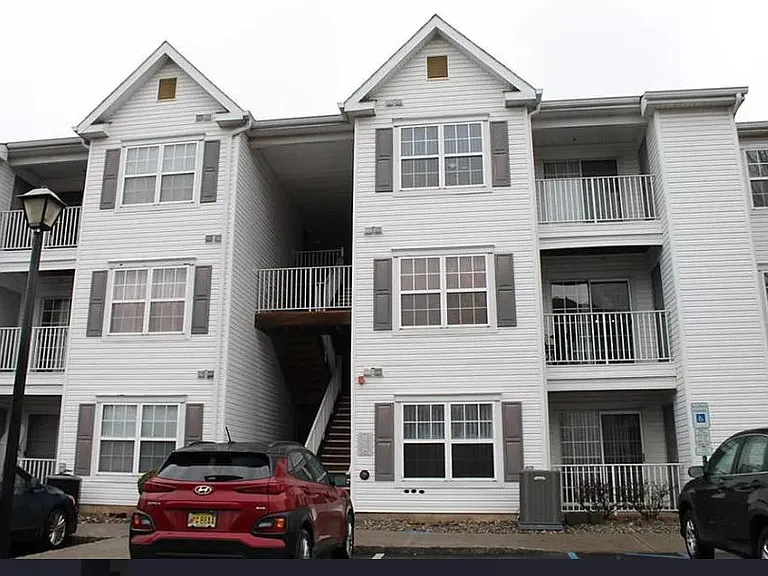 823 Waterford Dr #823 — Photo 5