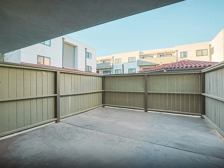 San Pasqual Apartments — Photo 41