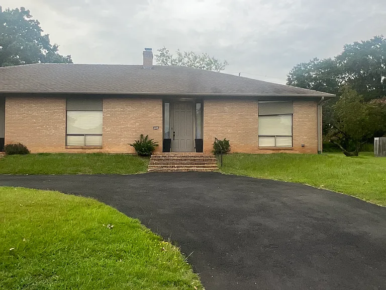 311 Hampton Ct — Photo 1