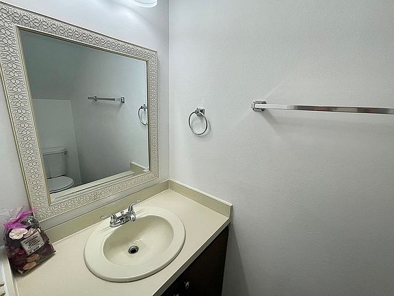 5th image of 202 Eden Ln APT E