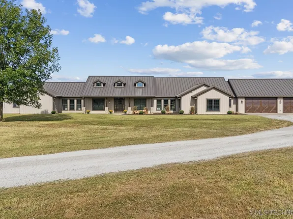 640 W Clay St, Chouteau, OK 74337