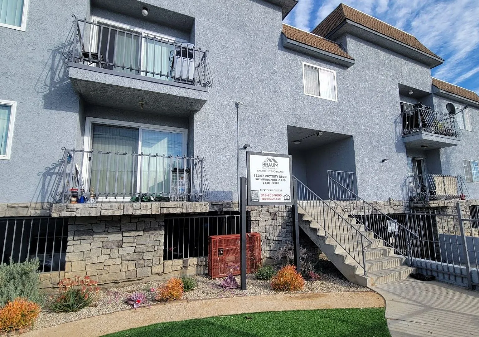 13347 VICTORY BLVD. — Photo 1