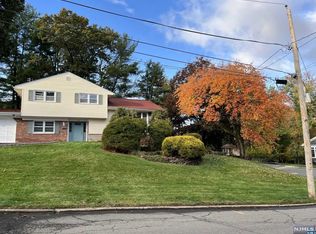 1 Duke Ct, Park Ridge, NJ 07656