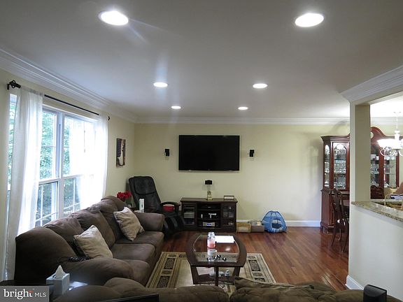 4th image of 693 Burdett Dr