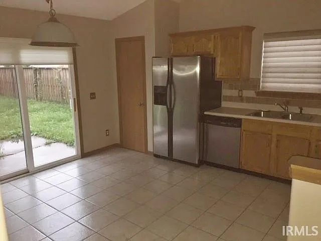 3 bed, 2.0 bath, 1216 sqft, $1,640 — Photo 4