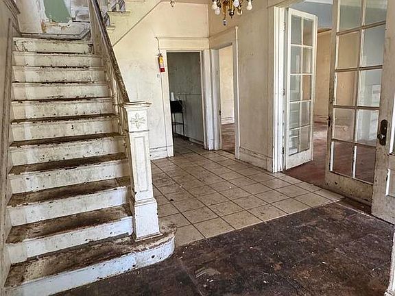 3rd image of 1815 W 3rd St