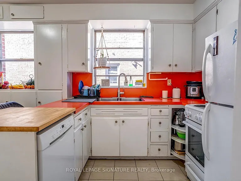138 Woburn Ave — Photo 5