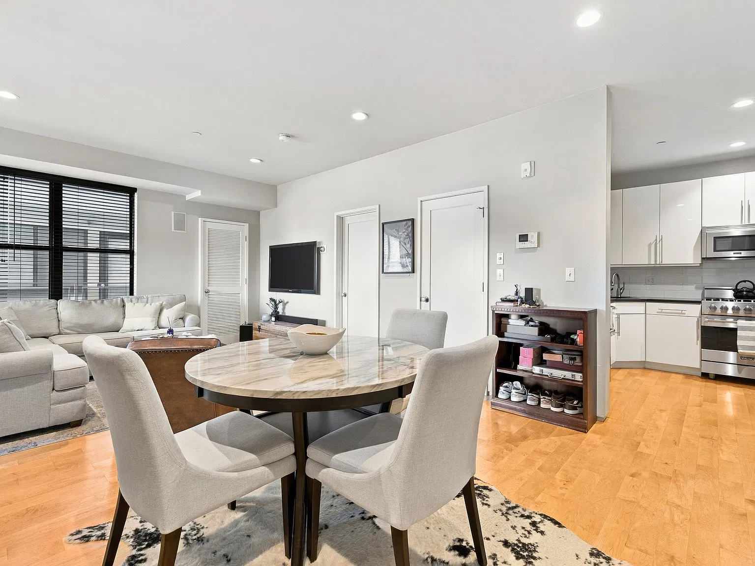 2 bed, 1.5 bath, 930 sqft, $4,400 — Photo 2