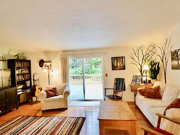 5th image of 220 SE 126th Dr