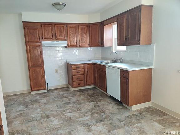3rd image of 125 Leonard Post Dr