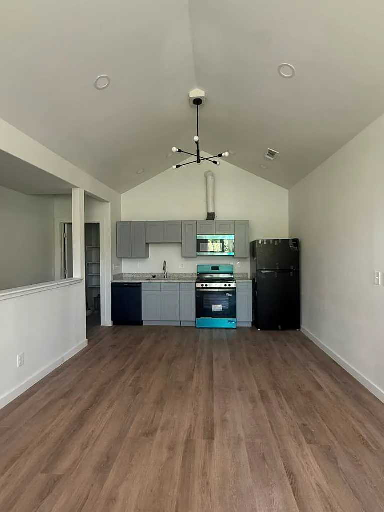 2 bed, 1000 sqft, $1,350 — Photo 2