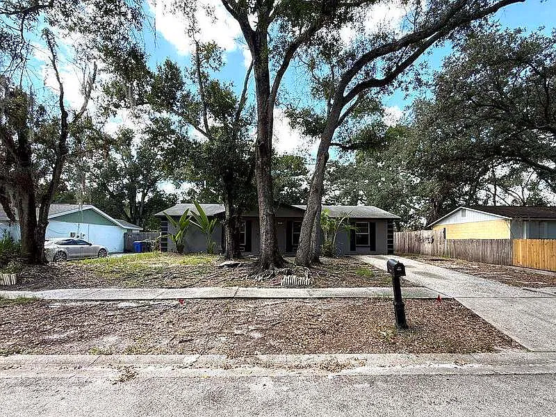 5 bed, 2.0 bath, 1400 sqft, $2,295 — Photo 3