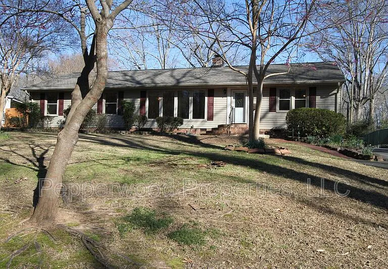 327 N Park Dr — Photo 1