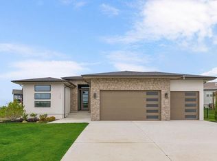 2146 SW Tracker Ln, Lees Summit, MO 64082