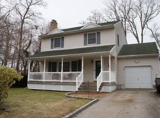 4 Carriage Ln, Center Moriches, NY 11934