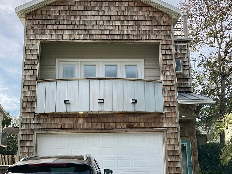 1st image of 130 Poinsettia St