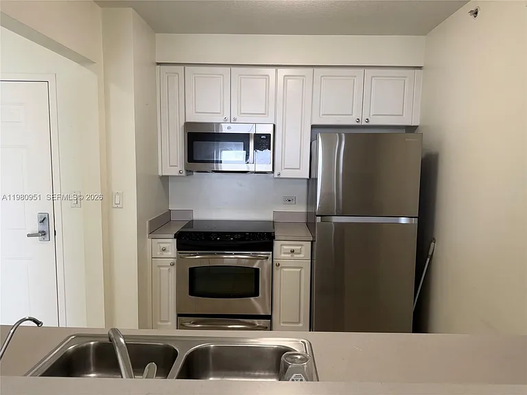 900 SW 8th St #604 — Photo 24