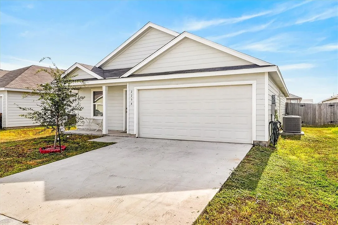 4 bed, 2.0 bath, 1663 sqft, $2,400 — Photo 3