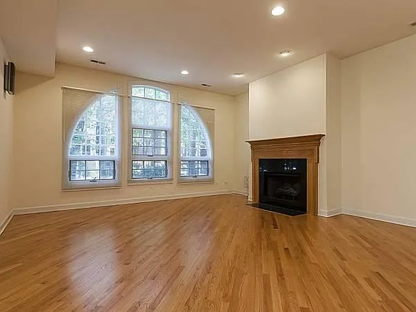 Building Photo - 1527 N Hudson Ave #1N