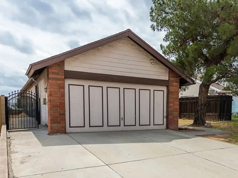 22961 Chambray Dr — Photo 1