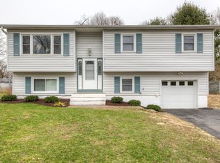 9 E Ricky Ln, Poughkeepsie, NY 12601