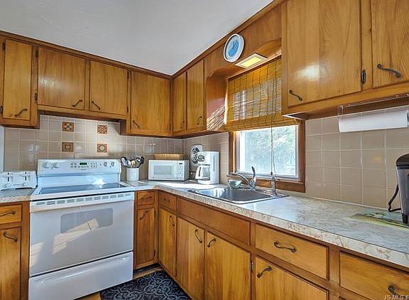 3rd image of 221 Iroquois Ave