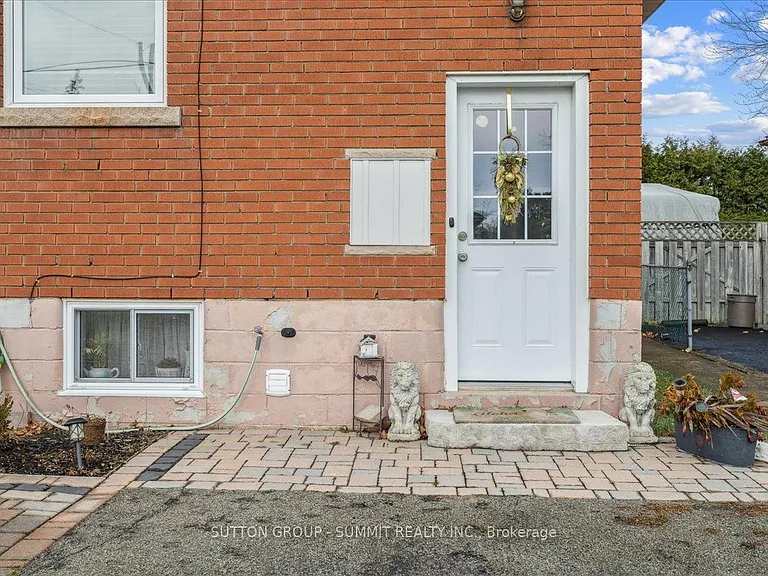 9 Grenadier Dr #UPPER — Photo 4