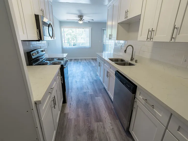 1635 North Martel Avenue — Photo 7
