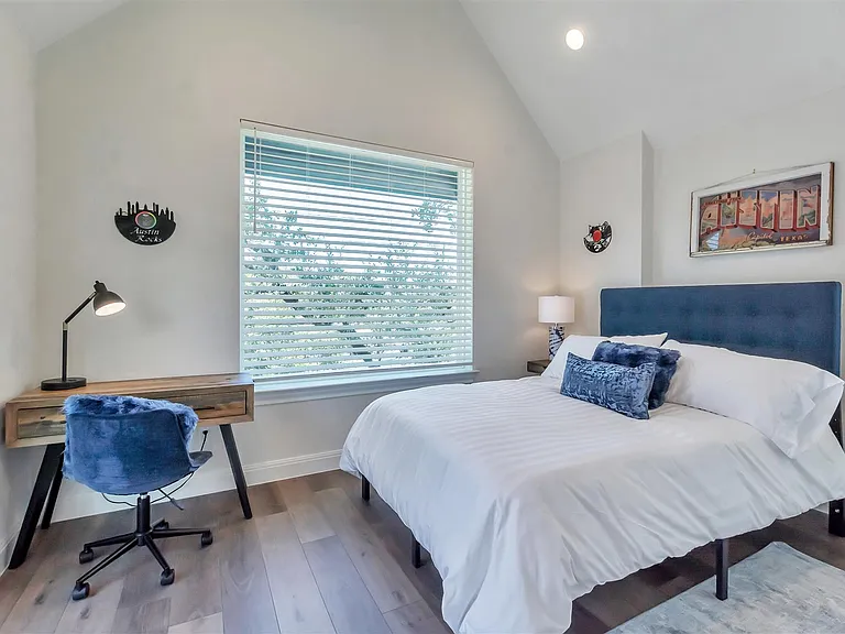 1101 Summit St #2 — Photo 9