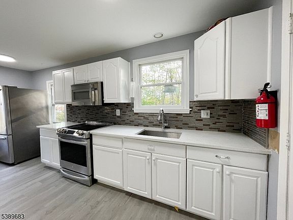 5th image of 230 Main St