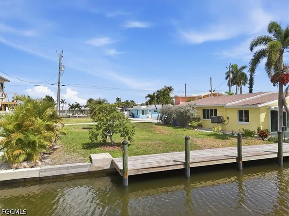 2609 Bayshore Dr, Matlacha, FL 33993