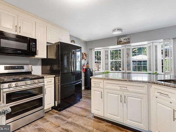 4th image of 126 Dennis Ave