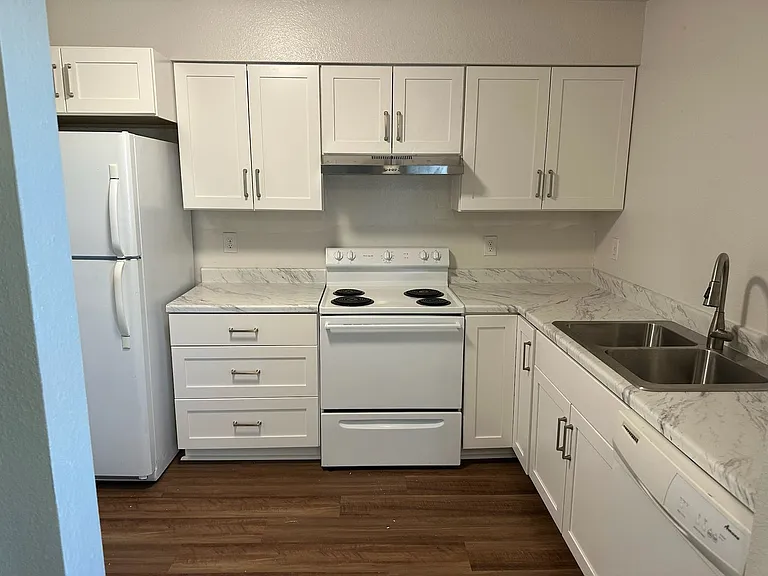 305 Geraldine Loop SE — Photo 3