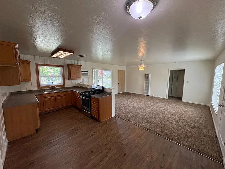 315 W Kaweah Ave — Photo 13