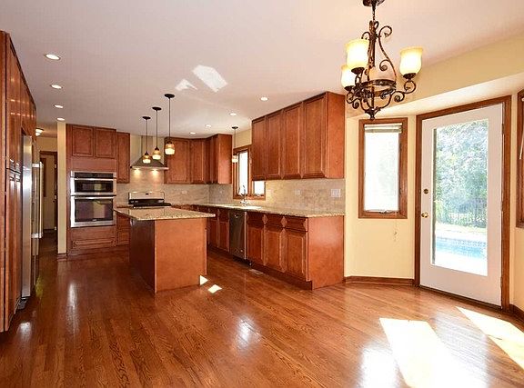 3rd image of 8840 Gleneagles Ln