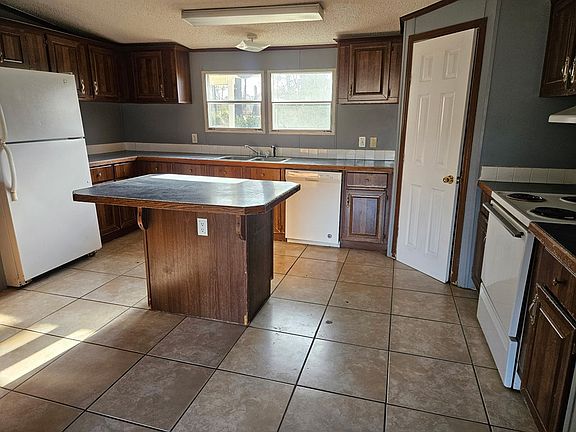 4th image of 470 Lakeview Dr