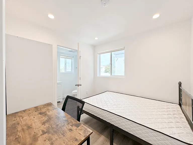 TL 1361 W 35th St — Photo 8