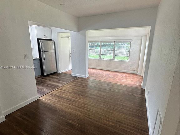 4th image of 711 SW 39th Ave
