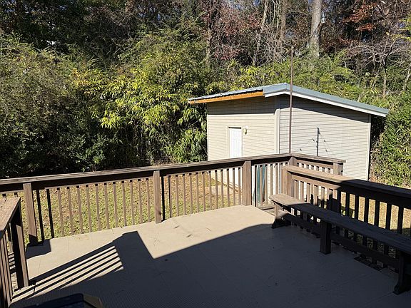 big back deck w/lots of privacy