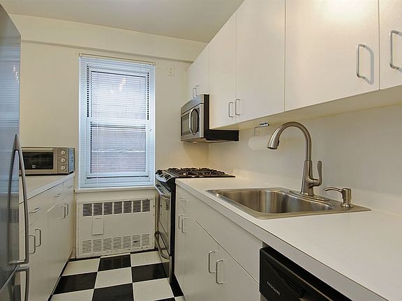 3rd image of 251 E 51st St APT 3L