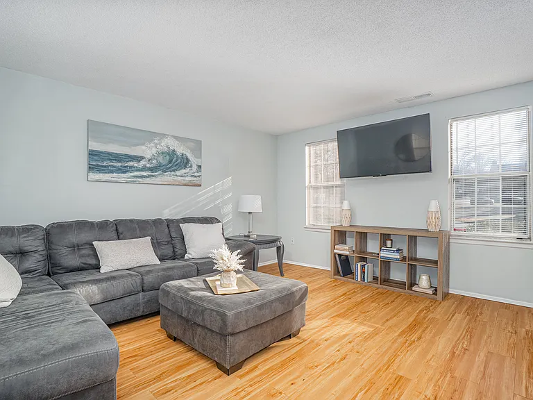 1019 Hulon Ln — Photo 3