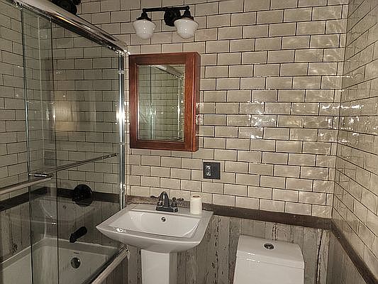 5th image of 202 Starr St APT 1R