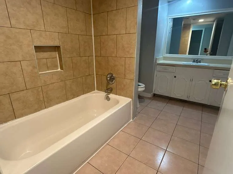 2408 Hollandale Cir #B — Photo 6